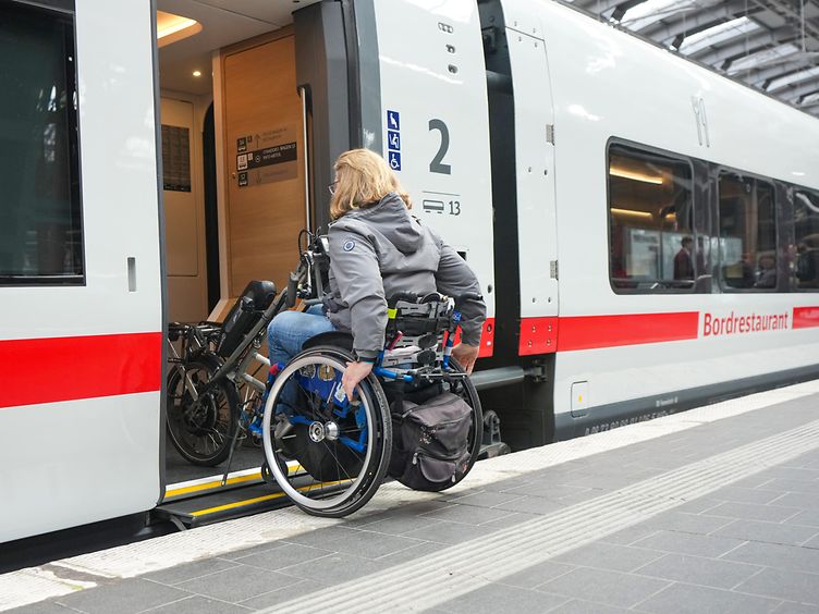 Barrierefreier Einstieg in den ICE